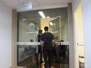 Policias entram no gabinete do deputado Zé Teixeira, em 12 de setembro, dia da Operação Vostok. (Foto: Paulo Francis).