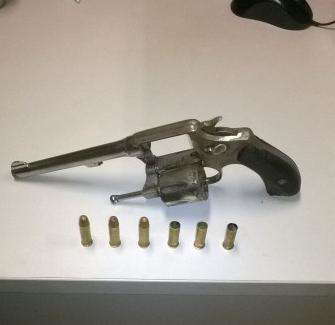Preso em persegui&ccedil;&atilde;o com capotagem de viatura tinha arma de colecionador