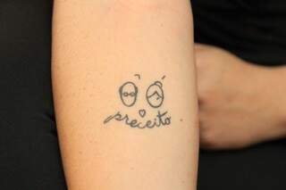 Na pele de Bruna a tatuagem simboliza os avós (Foto: Marina Pacheco)