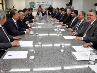 Governador entregou projetos aos deputados, na sala da presidência (Foto: Luciana Nassar/ALMS)