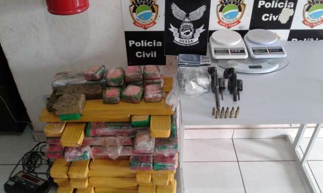 Pol&iacute;cia apreende armas, maconha e coca&iacute;na nas Moreninhas 