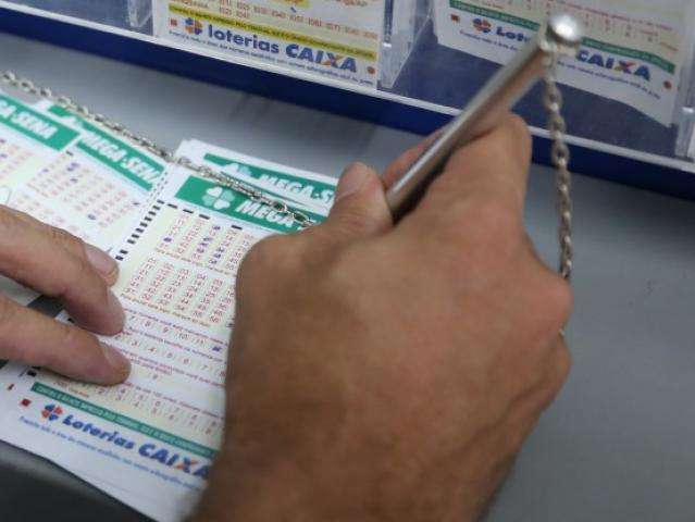 Mega-Sena acumula e pode pagar R$ 25 milh&otilde;es na quarta-feira 