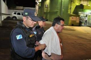 Idoso foi preso por policiais militares por ter causado o incêndio (Foto: João Garrigó)