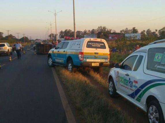 Homem morre ap&oacute;s carretinha se soltar de Gol e atingir moto