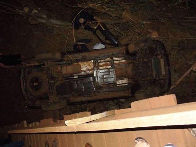  Ve&iacute;culo despenca de ponte e deixa tr&ecirc;s pessoas feridas em Pedro Gomes