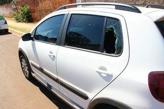 Populares chegaram a quebrar o vidro traseiro do veículo na tentativa de acordar a mulher. (Foto: Fernando Antunes)
