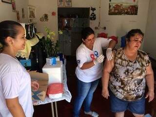 Moradores estão sendo vacinados contra a Hepatite A (Foto: Divulgação Prefeitura de Aquidauana)