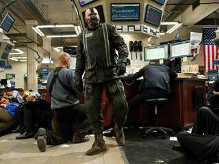 Vilão Bane comanda ataque á bolsa de valores; menção à crise econômica e terrorismo. (Foto: Divulgação)
