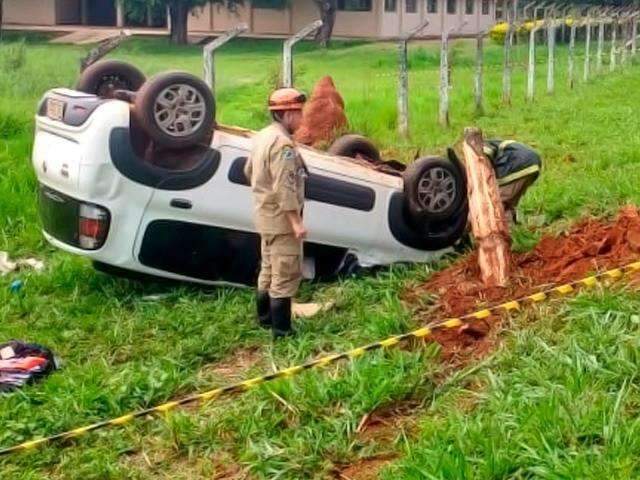 Motorista perde controle de carro, capota e &eacute; salvo por airbag