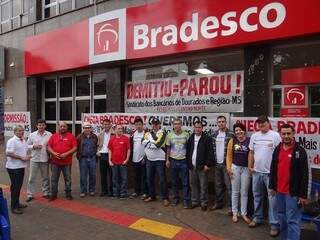 Bancários durante protesto em frente à principal agência do Bradesco em Dourados (Foto: Divulgação)