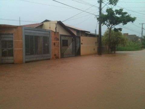Chuva forte e de curta dura&ccedil;&atilde;o alaga ruas em Campo Grande