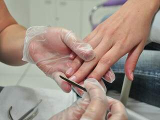 Manicure usa luvas para prevenir transmissão de hepatite B e materiais descartéveis. (Foto: João Garrigó)