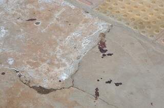 Marcas de sangue na calçada mostra a violência do último acidente no local. (Foto: Marcelo Calazans)