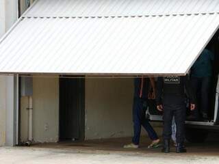 Presos trazidos da PED descem de viatura para audiências de custódia; policiais fecharam portão antes de Jorge Razuk descer (Foto: Helio de Freitas)