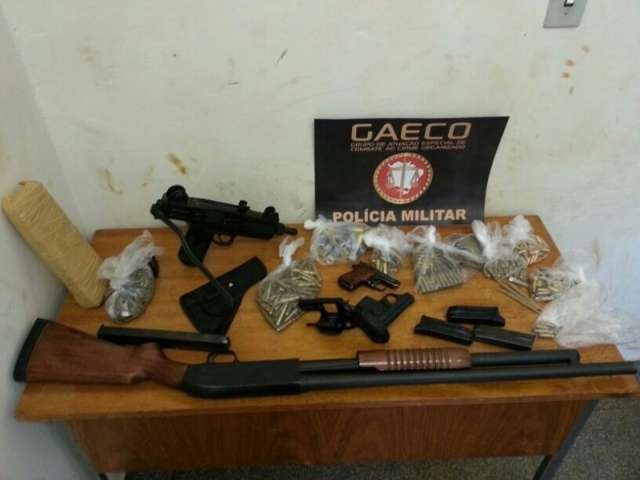 Pol&iacute;cia apreende R$ 90 mil, fuzil e metralhadora e prende quatro