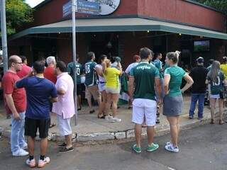 Bar está lotado por torcedores do Palmeiras (Foto: Alcides Neto)