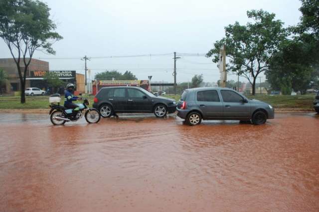 C&oacute;rrego Lajeado tamb&eacute;m transborda e causa transtorno a moradores
