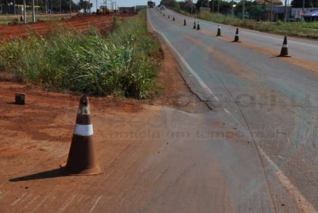 Desn&iacute;vel em pista causa tombamento de bitrem com 40 toneladas de soja