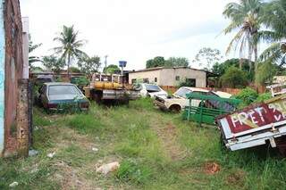 No Bairro Guanandi e terreno virou depósito de carcaças de veículos. (Foto: Fernando Antunes)