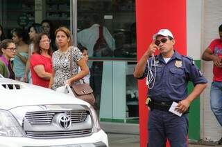 Guardas Municipais de Trânsito orientam pedestres e motoristas. (Foto: Marcos Ermínio)