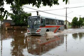 Ônibus tem dificuldade para transitar em ruas alagadas. (Foto:Fernando Antunes) 