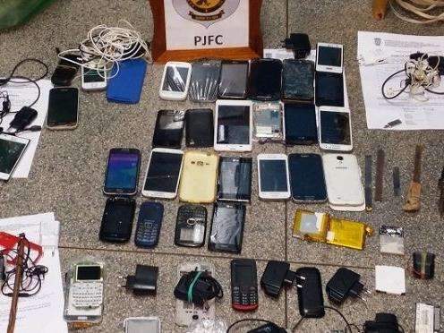 Em dois dias, agentes apreendem 31 celulares e maconha na M&aacute;xima