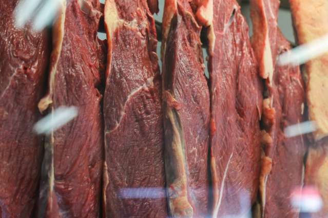 Pre&ccedil;o sobe at&eacute; 30% e a&ccedil;ougue faz promo&ccedil;&atilde;o para desencalhar carne de 1&ordf;