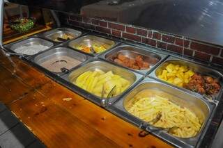 No buffet livre, cliente come à vontade pratos quentes e saladas. (Foto: Paulo Francis)