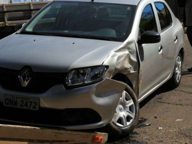 Em cruzamento sem placa, ve&iacute;culo Tracker bate em Logan e atinge muro