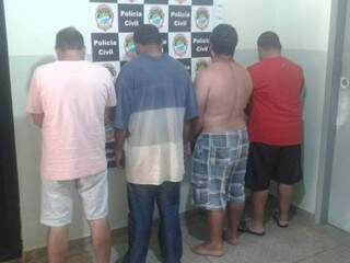 Os quatro presos durante a operação neste sábado em delegacia de Fátima do Sul (Foto: Divulgação)