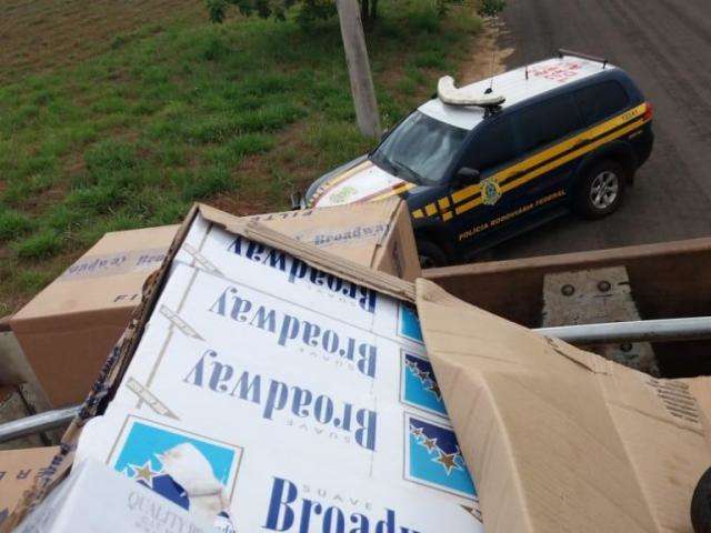 Caminhoneiro &eacute; preso transportando 500 mil ma&ccedil;os de cigarros contrabandeados