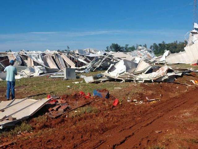 Temporal destelha casas, derruba &aacute;rvores e deixa rastro de destrui&ccedil;&atilde;o em cidade
