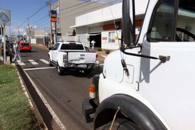 Carro espera pedestre e causa engavetamento com mais dois ve&iacute;culos na Zahran 
