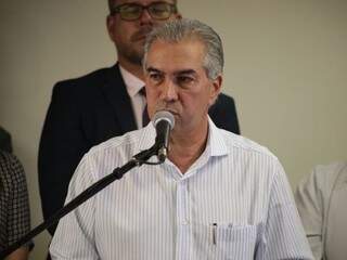 Governador do Estado, Reinaldo Azambuja (PSDB), durante discurso em evento. (Foto: Fernando Antunes/Arquivo).