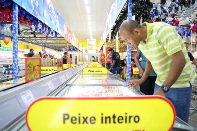 Mesmo com feriado, supermercados registram movimento intenso nesta 6&ordf; feira