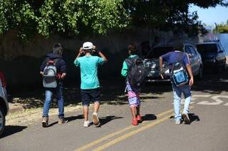 Liberados mais cedo, alunos ficam pelas ruas próximas da escola no Estrela Dalva. (Foto: Fernando Antunes)
