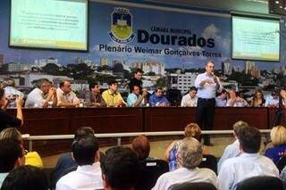 Reinaldo falando sobre o &quot;Pensando MS&quot; na Câmara de Dourados (Foto: Facebook)