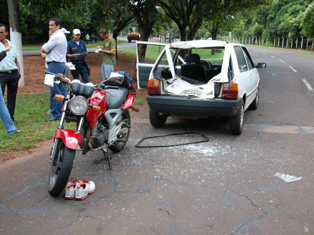  Motociclista vai parar dentro de carro em acidente no Parque dos Poderes