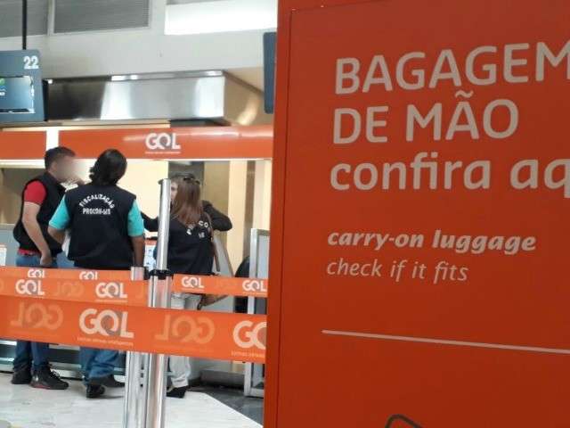 Blitz fiscaliza cobran&ccedil;a de bagagens e outros servi&ccedil;os no aeroporto da Capital