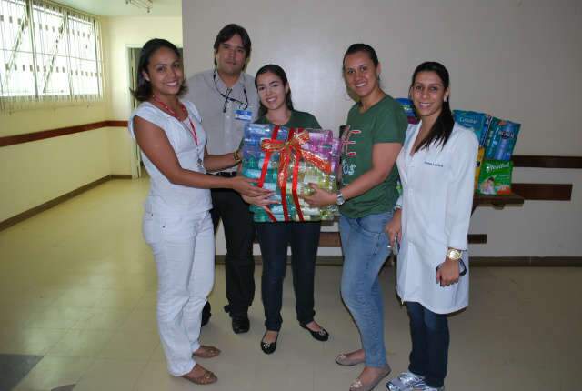  Com dinheiro de evento, estagi&aacute;rios doam mamadeiras e fraldas a hospital