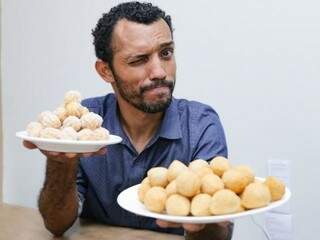 Na foto, Rafael segura um prato de coxinhas e outro de churros, outra especialidade da empresa. (Foto: Kísie Ainoã)