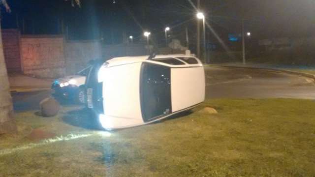 Motorista sofre capotagem em rotat&oacute;ria, abandona ve&iacute;culo e foge