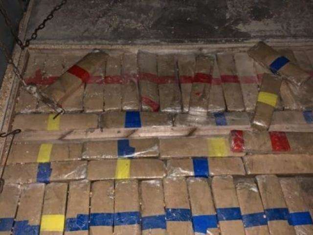 PF do PR encontra 600 kg de maconha em fundo falso de carreta de MS