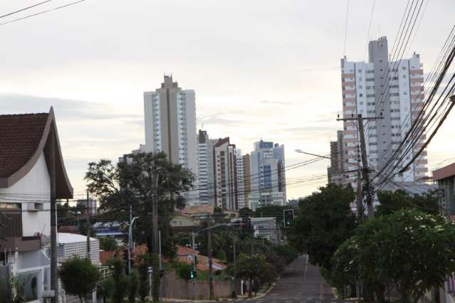 Domingo parcialmente nublado, com m&aacute;xima de 33&ordm;; chuva forte no interior