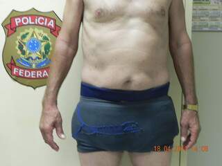A droga estava colada no meio das pernas do espanhol. (Foto: divulgação)
