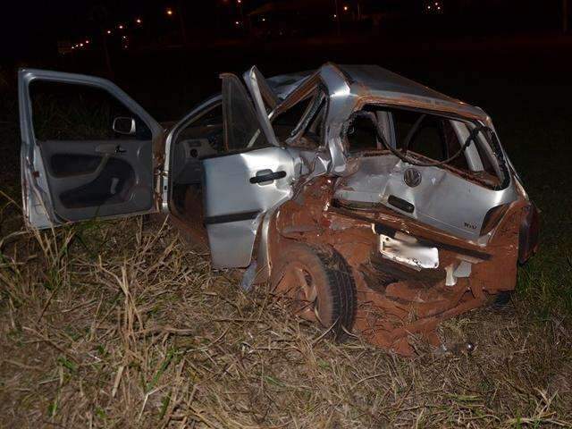 Colis&atilde;o na MS-276 deixa carro destru&iacute;do e duas pessoas feridas 
