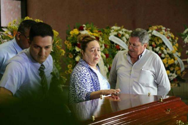 Com a filha &agrave; frente de cortejo, corpo de Wilson chega para vel&oacute;rio
