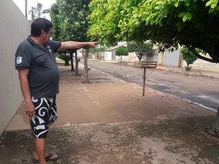O militar aposentado Tomaz Jacquet, 65, mostra a Rua que ficou completamente alagada (Izabela Sanchez)
