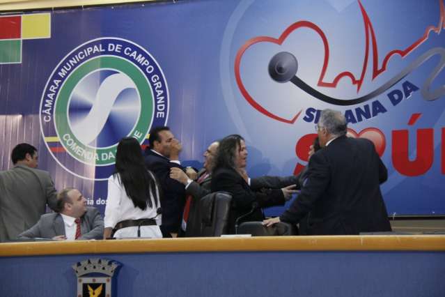 Athayde troca empurr&otilde;es com vereador Carl&atilde;o na C&acirc;mara