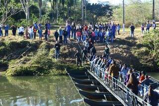 Travessia do rio Apa foi feita por alunos de escolas e integrantes da comitiva guiada pelo Exército (Foto: Marcos Ermínio)